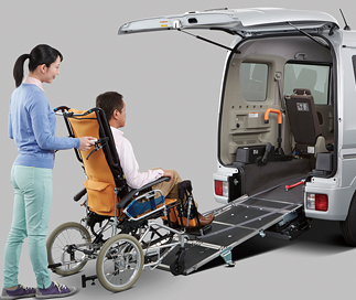 乗降アシスト装置（電動ウインチ）ベルトを電動で巻き上げて、車いすの乗り降りを手助けします。