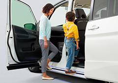 自動で出てくるステップで足の上げ下ろしが楽に