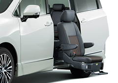 シートが外に出てきて座るだけで乗り降りできる