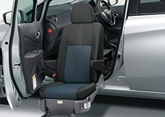 シートが外に出てきて車いすからの移乗が楽に