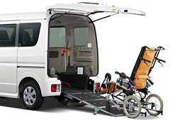 スロープで車いすのまま乗ることができる