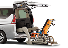 リフターで車いすのまま乗ることができる