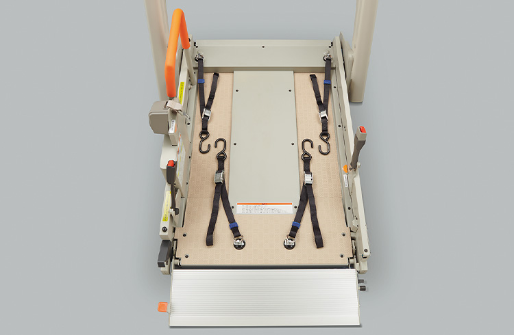車いすの前後4ヶ所にフックを掛け、固定ベルトで締めます。しっかりと車いすを固定できる汎用性の高い固定装置です。
